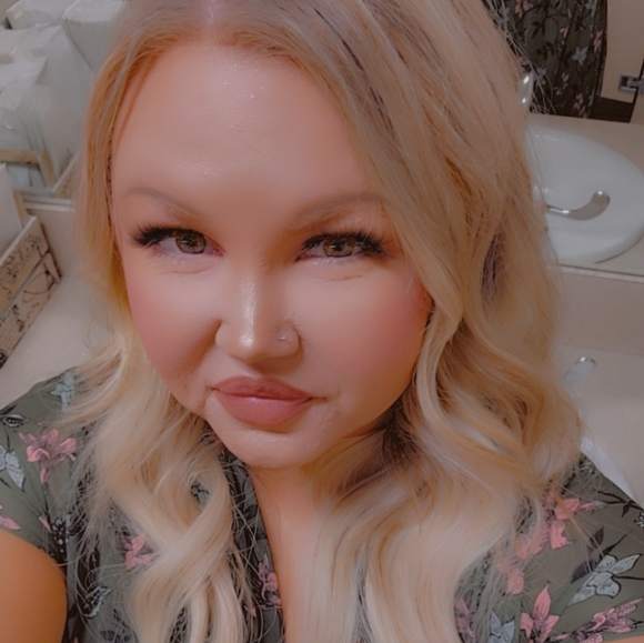 Meet your Posher, Stephanie - Picture 3 of 3